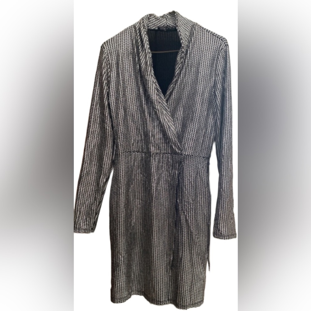 TAHARI WRAP DRESS 18” PTP STRETCHES TO 19.5”